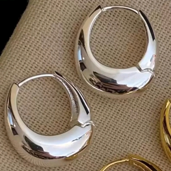 NEW! Antropologie Silver Plated Minimalist Chunky Graduated Huggie Hoop Earrings - Picture 3 of 5